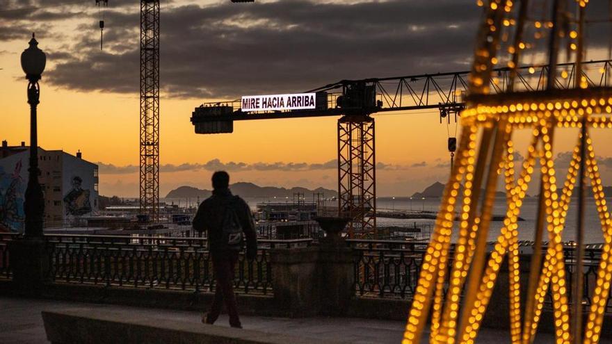 Una llamada luminosa a la pausa irrumpe en el cielo de Vigo