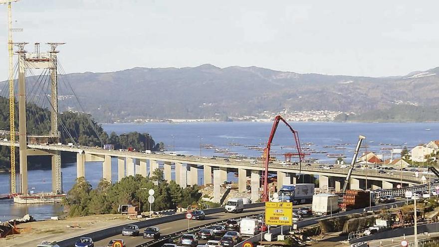 La caravana de vehículos en el acceso al puente en sentido al Morrazo y Pontevedra. // Alba Villar