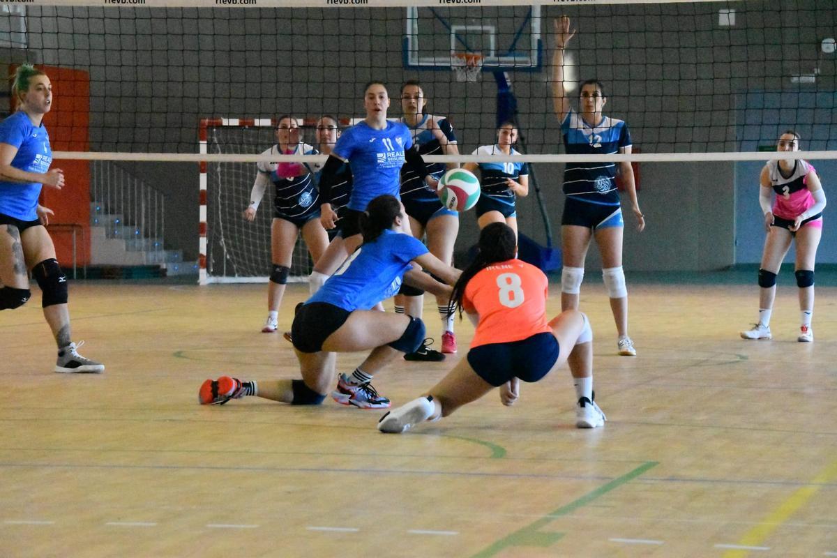 El XAV Cambados se impuso por 3-0 a las compostelanas en el partido de ida.