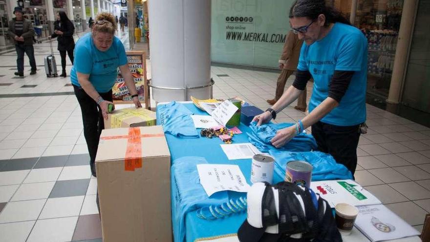 Voluntarios de la organización, ayer en el Centro Comercial Valderaduey.