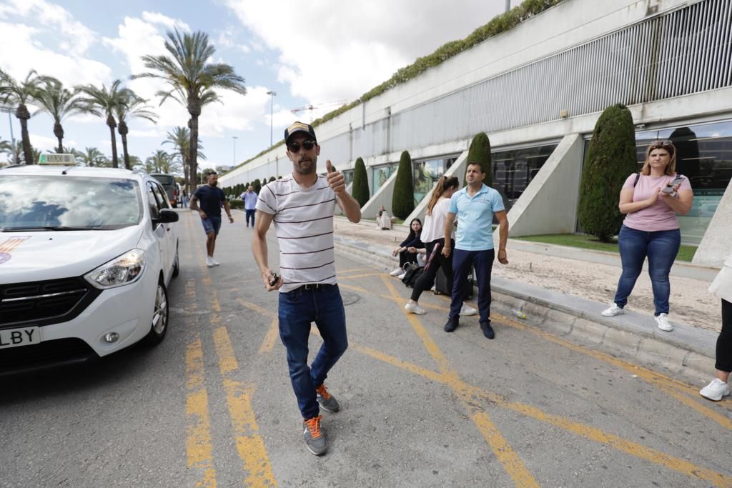 Los taxistas bloquean el aeropuerto de Palma tras un incidente con conductores de microbuses