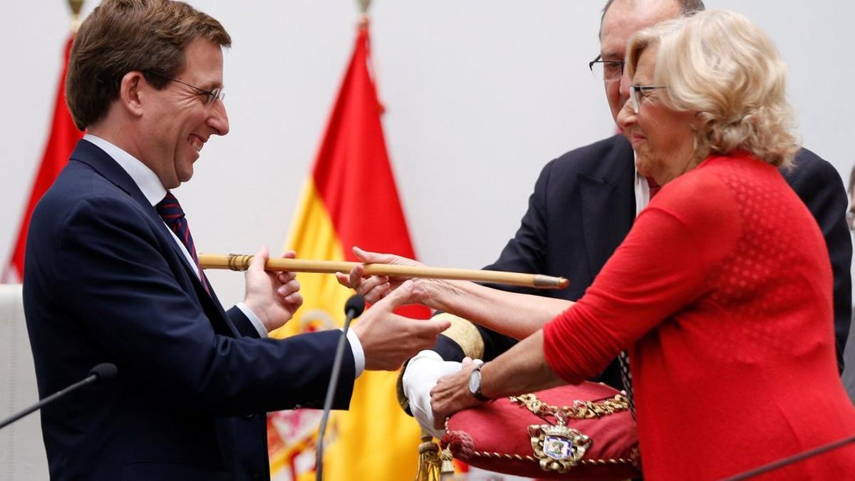 Manuela Carmena entrega el bastón de mando a Martínez Almeida, nuevo alcalde de Madrid.