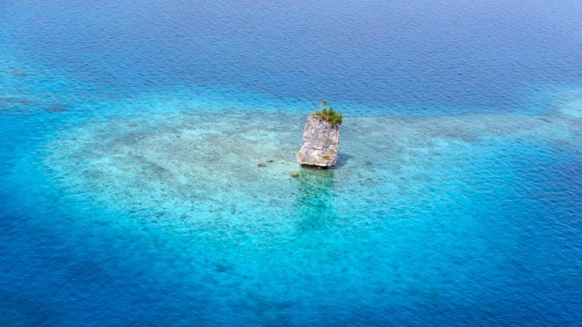 Vista aérea de una de las 340 islas que forman Palaos, en el mar de Filipinas.