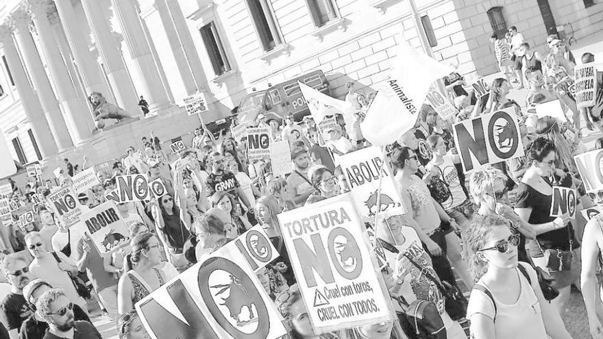 Manifestantes, ayer, durante la marcha por Madrid. // Efe