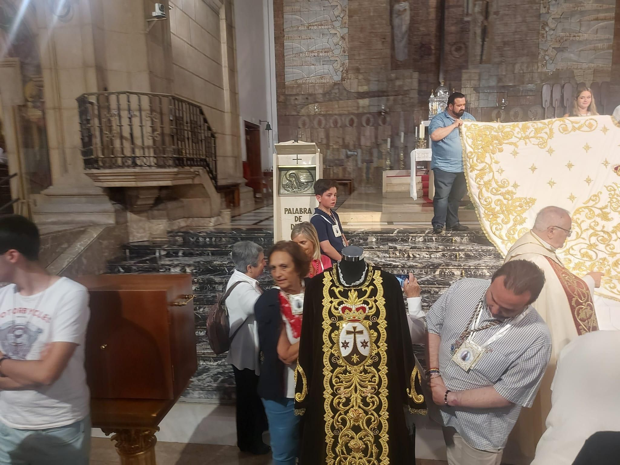 La Cofradía del Carmen de Gijón exhibe fuerza (en imágenes)
