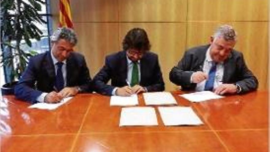 Jordi Ciuraneta, Ricard Font i Eusebi Esgleas durant les signatures.