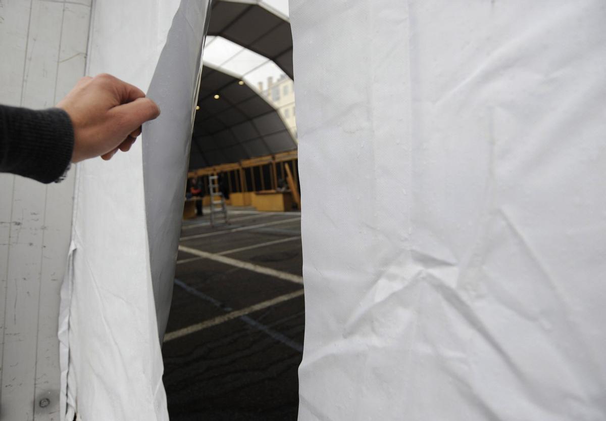 Agujero creado por uno de los cortes. | BERNABÉ/JAVIER LALÍN