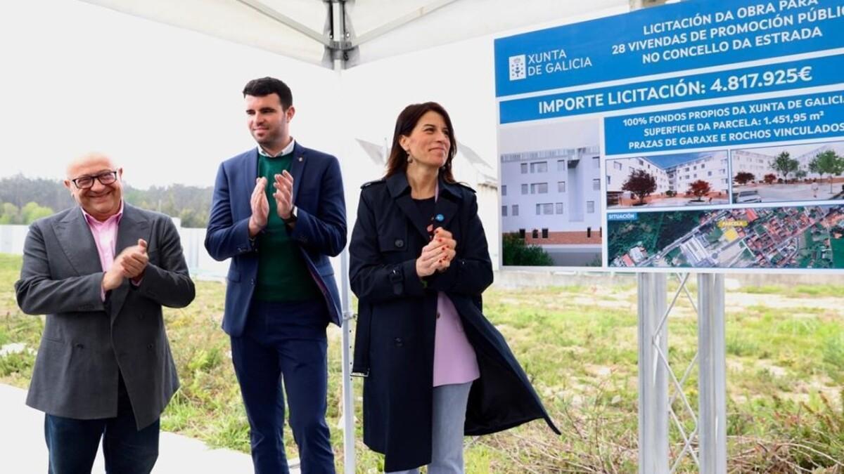 La conselleira Allegue junto al regidor de A Estrada, Gonzalo Louzao, en la exposición del proyecto de viviendas