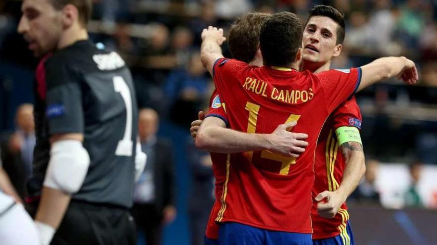 Los jugadores españoles celebran el cuarto gol.