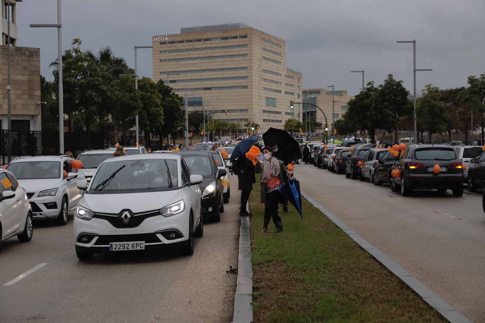 La 'marea naranja'  por la enseñanza concertada se manifiesta en coche por las calles de Palma