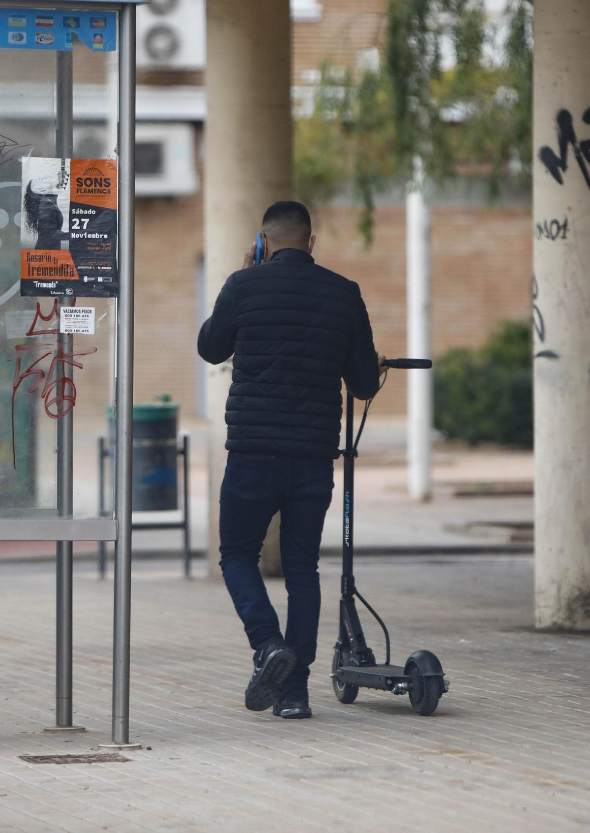 Imagen de archivo de un usuario de patinete en el Port de Sagunt.