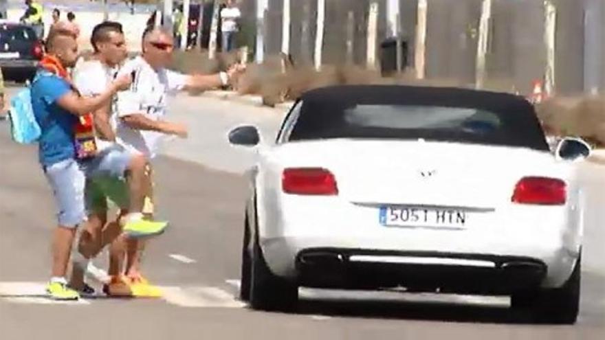 Aficionados madridistas amagan una patada al coche de Bale