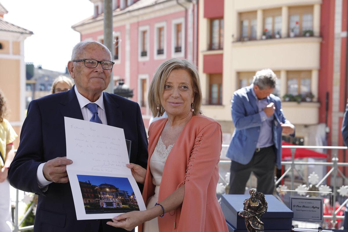 César Alperi, Chacinero Mayor, con la alcaldesa de Noreña, Amparo Antuña.