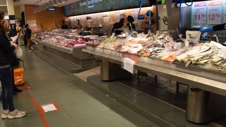 Clients comprant a la peixateria d&#039;un supermercat de Berga