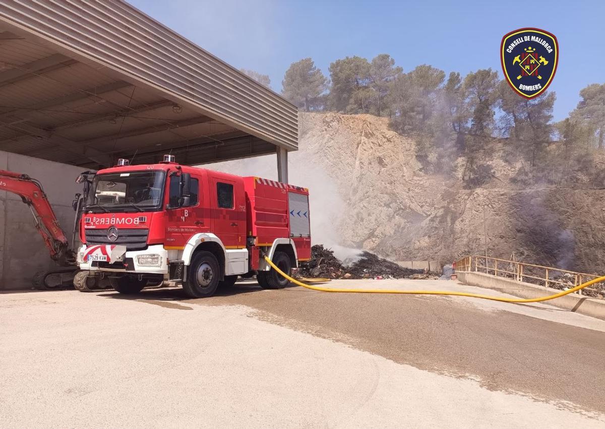 Bomberos de Mallorca en la planta de reciclaje de Porreres
