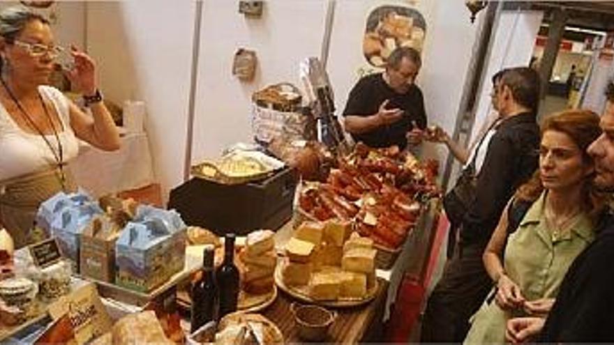 Els productes alimentaris, arribats de diferents lingüístiques catalanes, presentaven una gran oferta al públic.