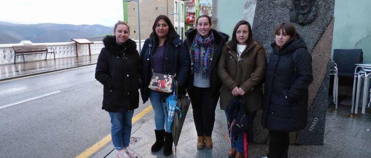 Por la izquierda, Cristina Fernández, Marta Álvarez, Lorelay Álvarez, Susana Mayo y Belinda Fernández, en Tineo.