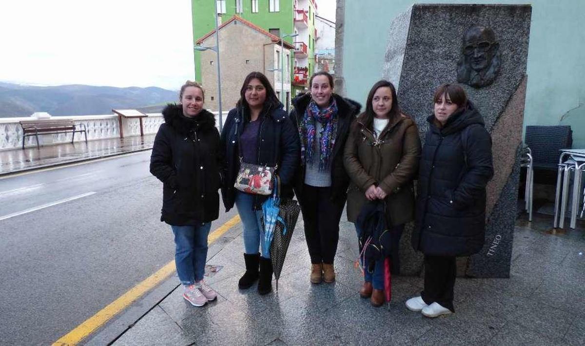 Por la izquierda, Cristina Fernández, Marta Álvarez, Lorelay Álvarez, Susana Mayo y Belinda Fernández, en Tineo.
