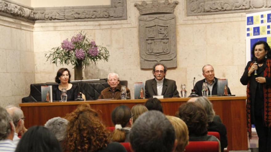 De izqda. a dcha.: Miranda, Béthencourt, Álvarez, García y Acosta, ayer, durante la presentación en la Casa de Colón. | del rosario