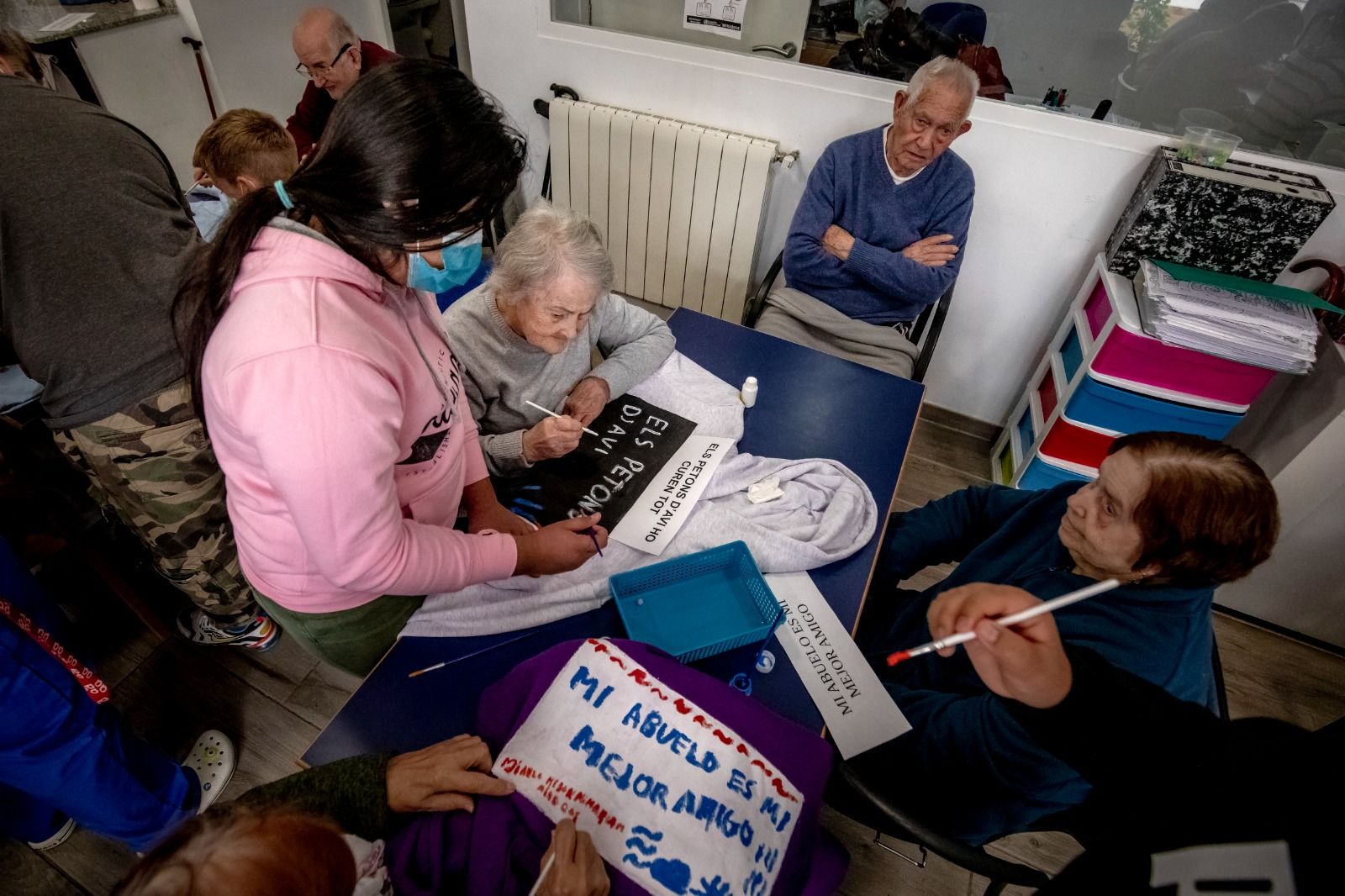 "Mayores y niños del barrio de Foners de Palma trabajan y disfrutan juntos: la mezcla perfecta de alegría y cariño"