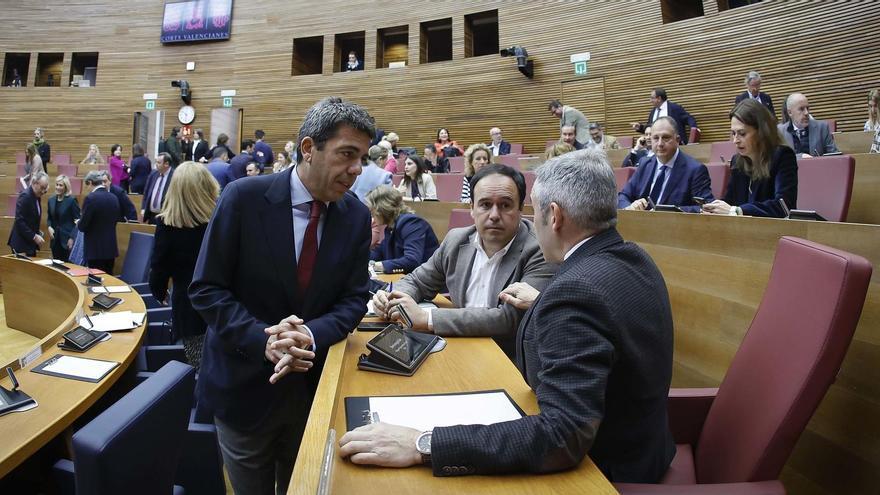 Mazón conversa con Juanfran Pérez Llorca y Miguel Barrachina en las Corts