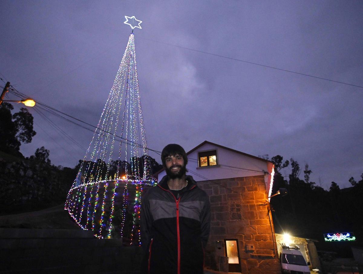 Samuel González Carreira, ante el árbol de Navidad de 20 metros en su casa en San Andrés de Comesaña.
