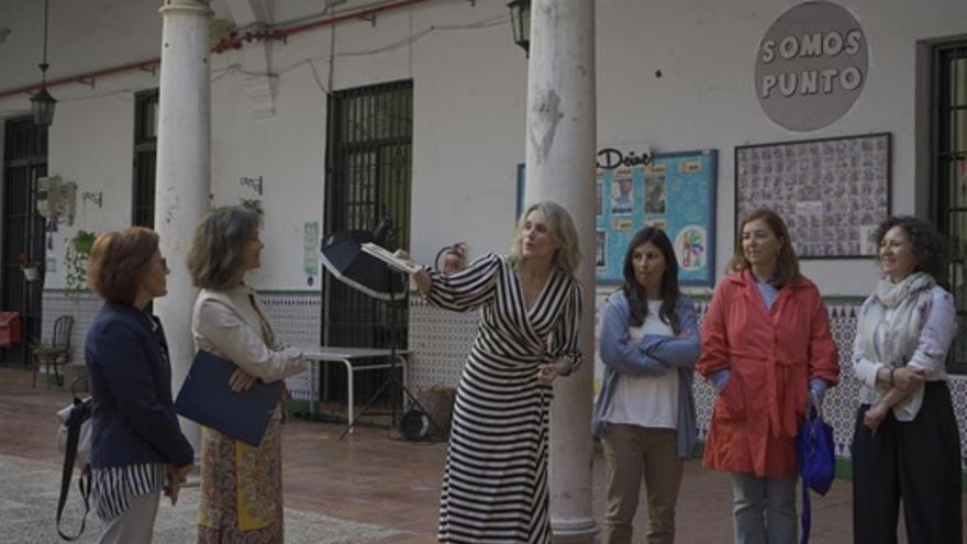 La directora del Colegio de Prácticas, Natalia Reina, a punto de comenzar el recorrido