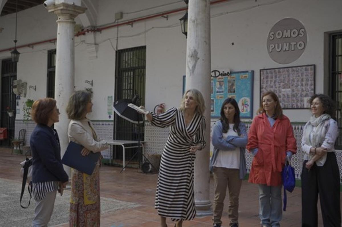 La directora del Colegio de Prácticas, Natalia Reina, a punto de comenzar el recorrido