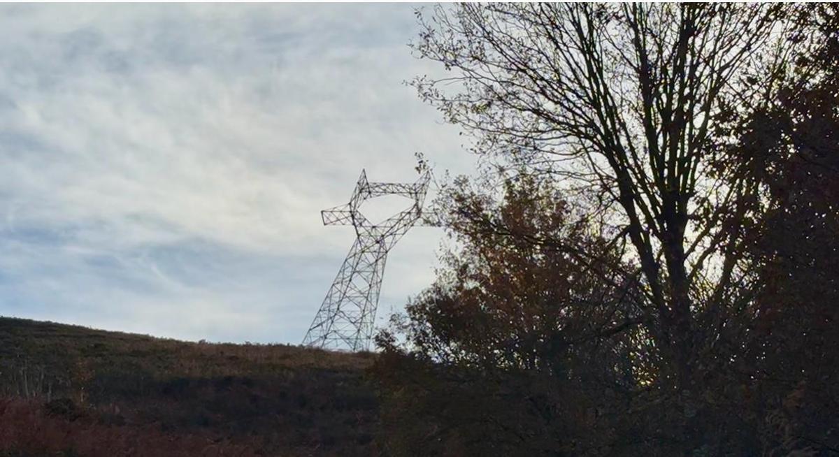 Derribo de una de las torres de la línea de alta tensión Lada-Velilla