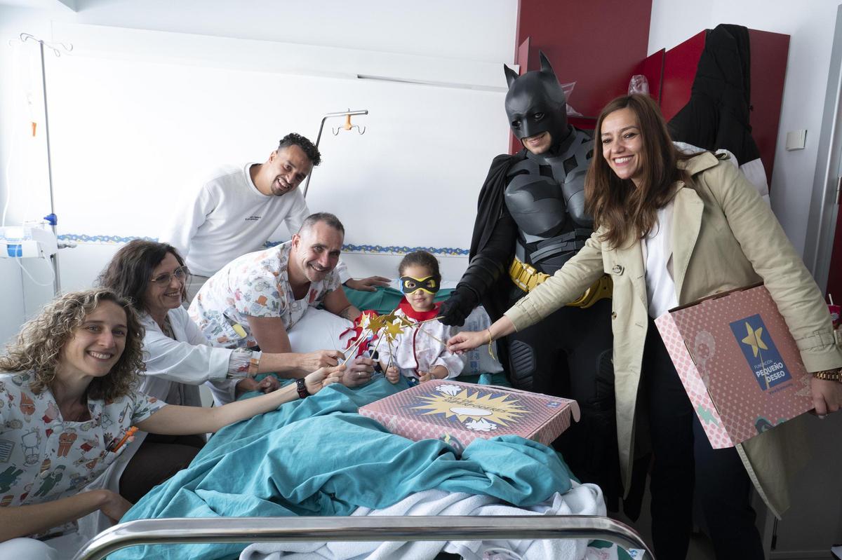 Una niña recibe el kit de 'superpoderes' en el Hospital de Fuenlabrada, Madrid.