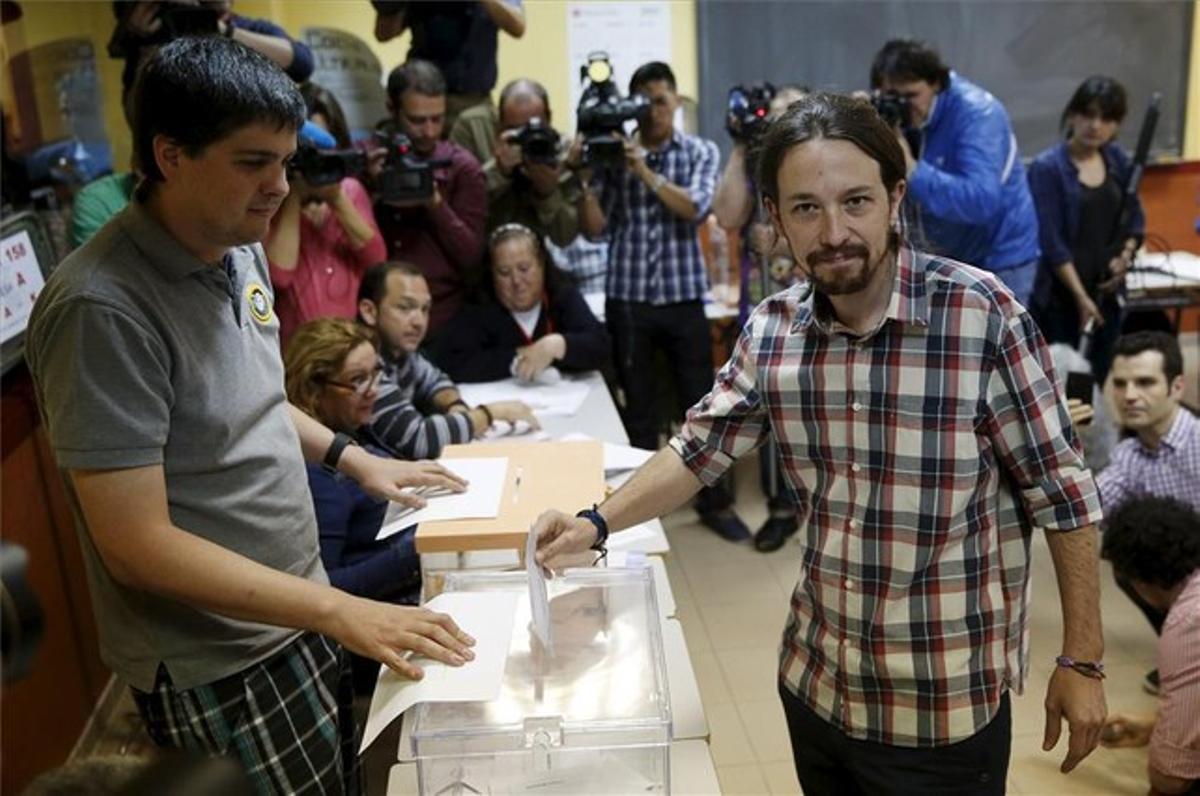 El líder de Podem, Pablo Iglesias, votant durant aquesta jornada d’eleccions municipals.