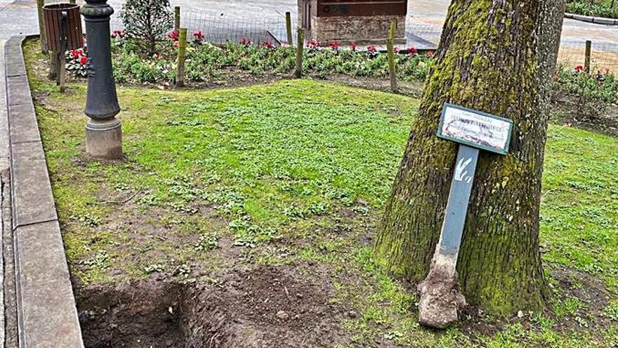 Una de las viejas señales del Campo que el Ayuntamiento está retirando estos días. | LNE