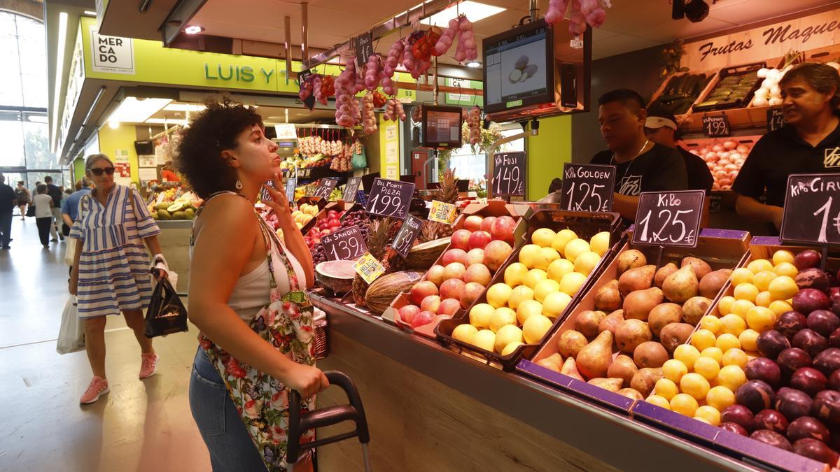 La Unión de Consumidores de Aragón recomienza «comparar precios» más que nunca para tratar de ahorrar en la cesta de la compra.