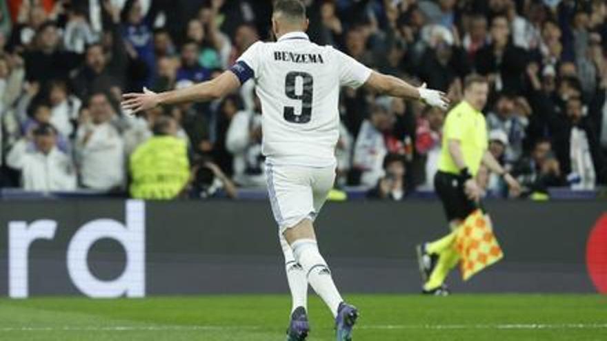 El jugador del Real Madrid Karim Benzema celebra su gol ante el Liverpool.