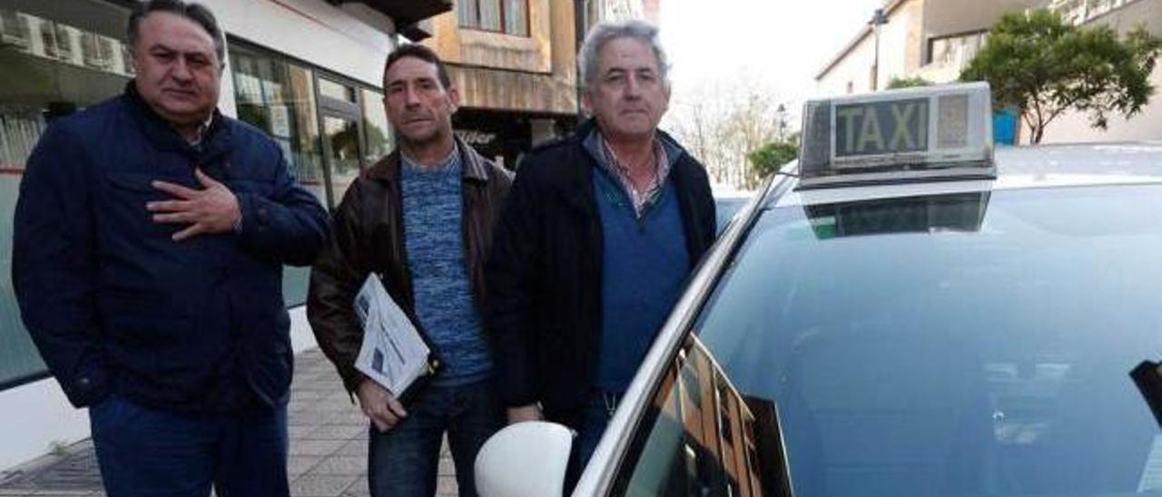 Por la izquierda, Ramón García, Manuel González y Manuel Gutiérrez, ayer, en la parada de taxis de Sabugo.