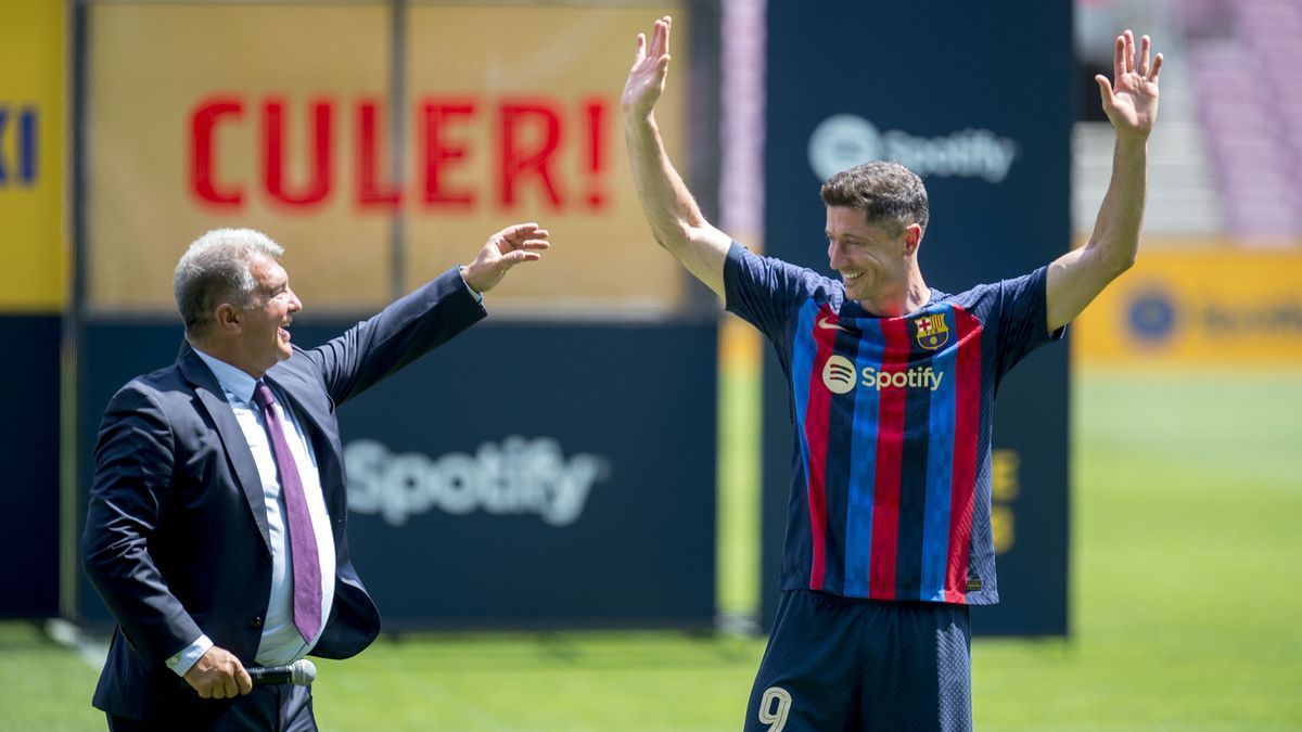 Joan Laporta junto al delantero Robert Lewandowski.