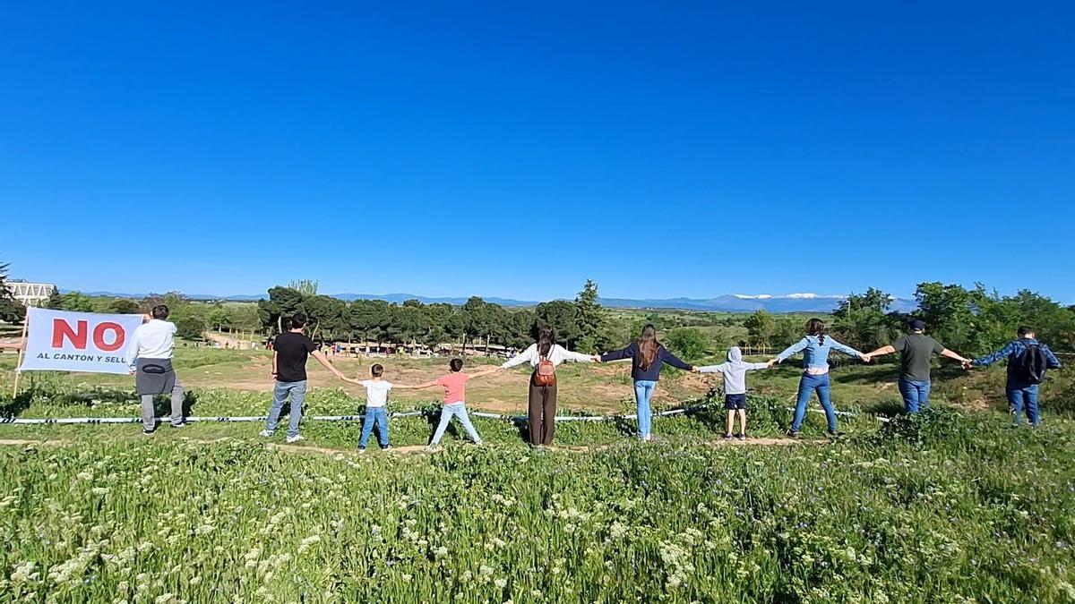 Vecinos de Montecarmelo (Madrid) realizan una cadena humana para protestar por la ubicación del cantón de limpieza.