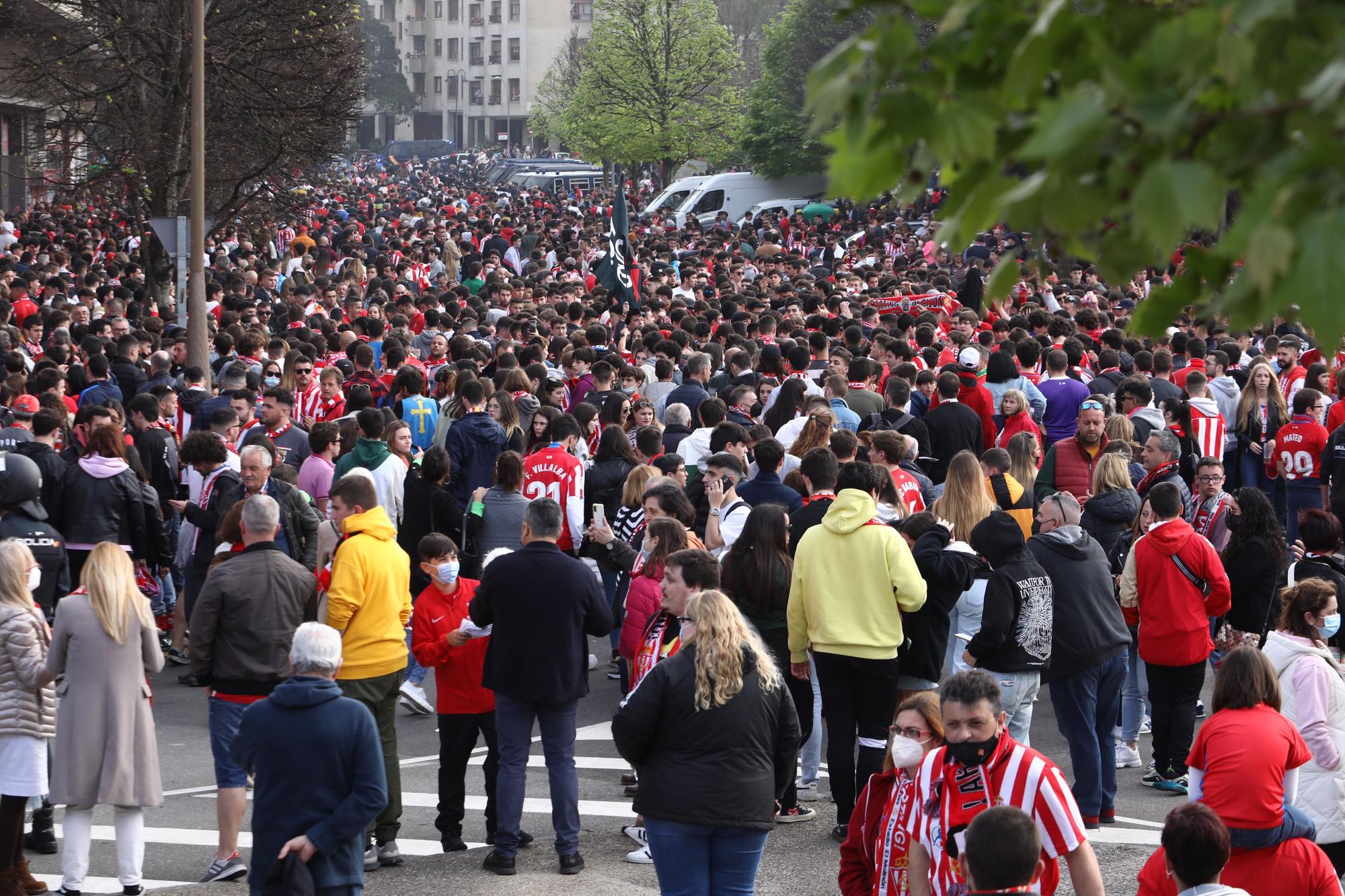 EN IMÁGENES: Así fue el recibimiento al autobús del Sporting en El Molinón