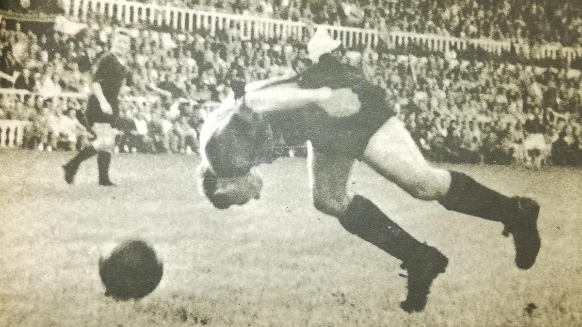 Esta fue la imagen que ilustró la portada del semanario Vida Deportiva. En la imagen, el 3-0 y primer gol de Navarro II después de un ‘imposible’ cabezazo. El jugador azulgrana destacó por su malabarismo y jugadas acrobáticas