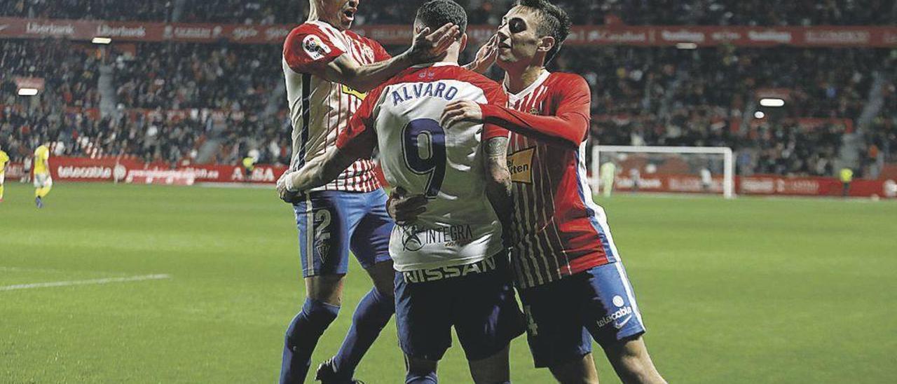 Damián Pérez y Pedro Díaz abrazan a Álvaro Vázquez tras su gol del pasado viernes ante el Cádiz.