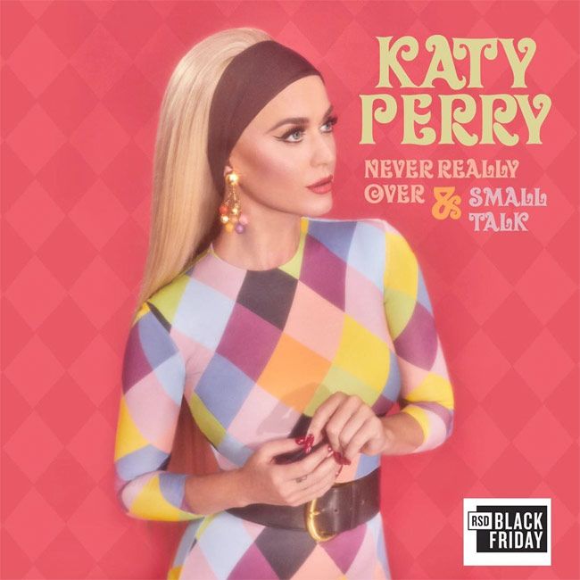 Katy Perry con vestido arcoíoris de María Escoté en la portada de su nuevo vinilo