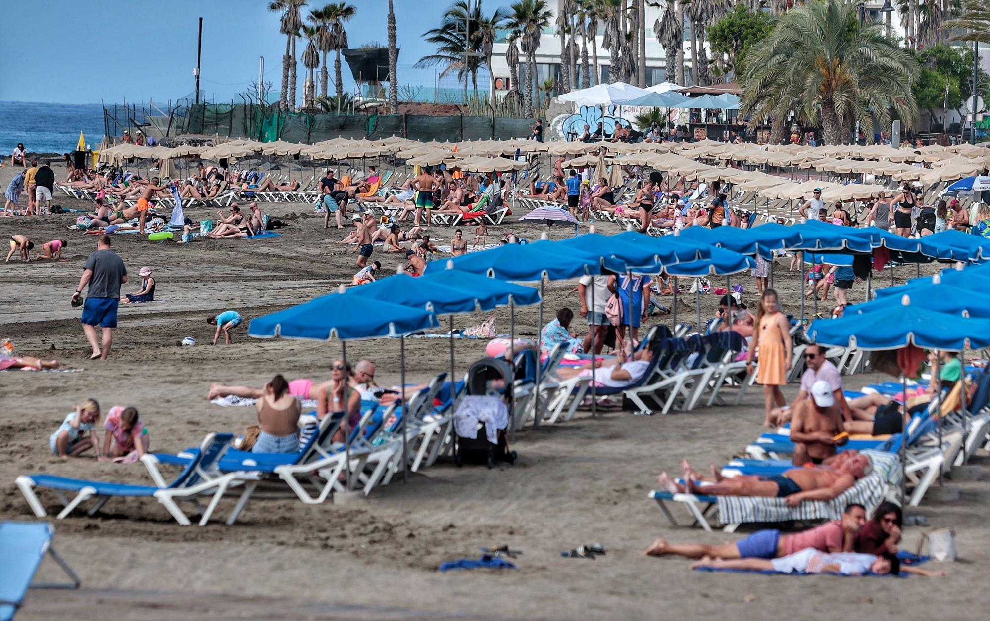 Playas llenas en el Sur de Tenerife durante la Semana Santa