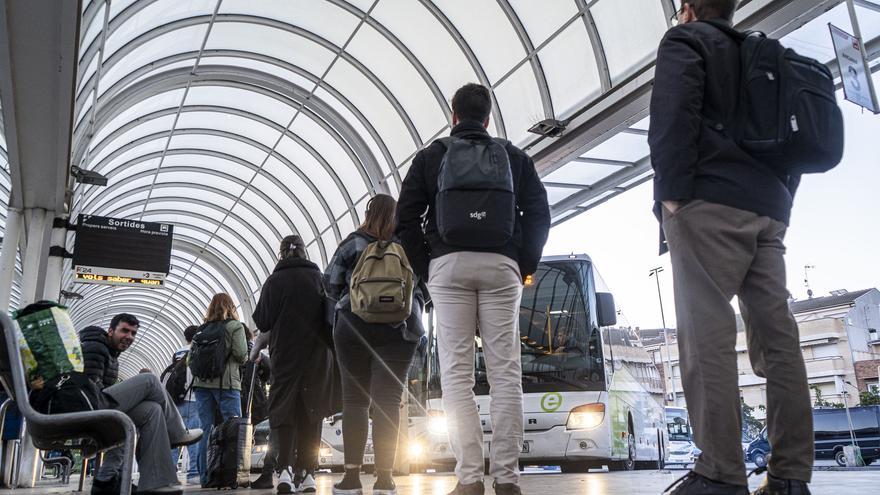 El servei Manresa-Barcelona té cinc viatges d’anada i set de tornada on els busos fan curt