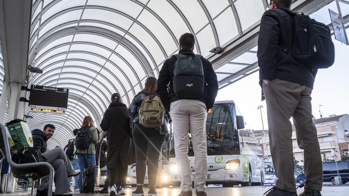 Usuaris fent cua per agafar un bus directe a Barcelona, ahir a primera hora del matí, a l’Estació d’Autobusos de Manresa