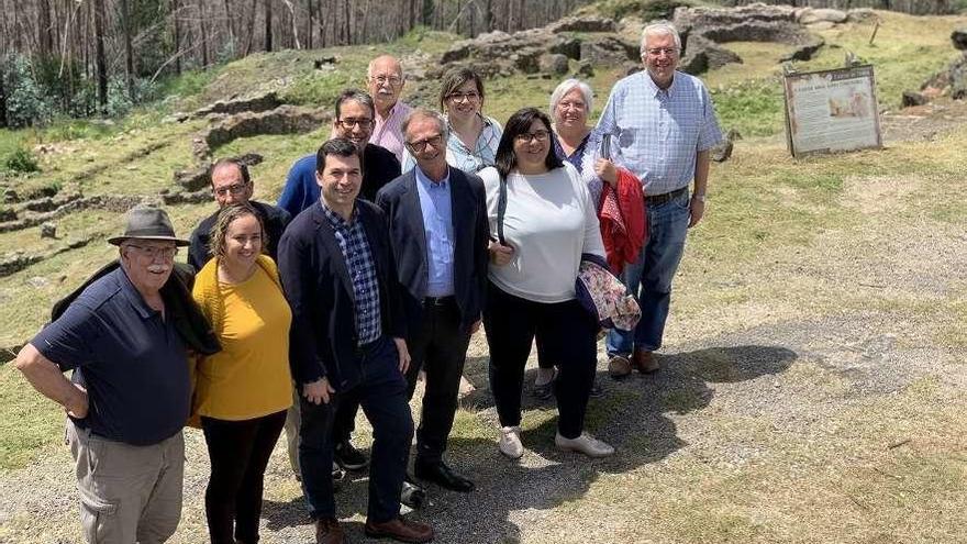 Guirao (centro), con Caballero a su derecha, ayer, en su visita a Ponteareas con miembros del PSOE. // FdV