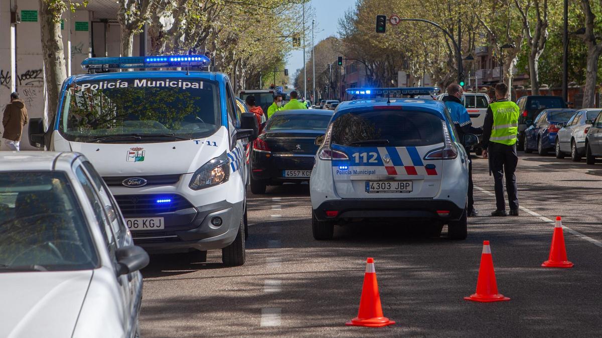 La Policía Municipal de Zamora durante un control de alcoholemia.