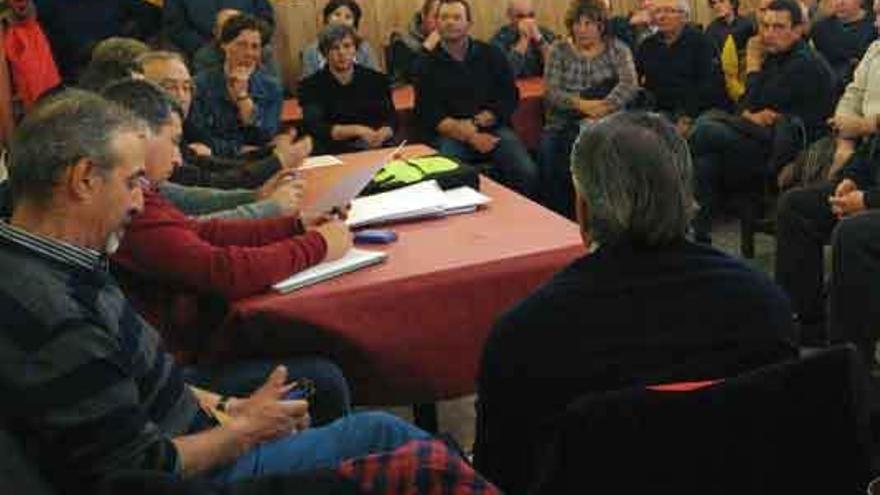 Desarrollo de la reunión ganadera en un bar de Torrefrades.