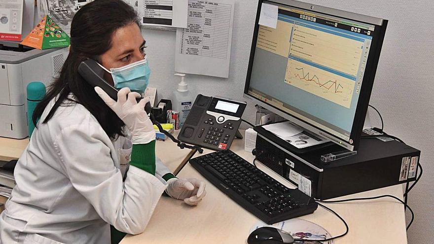 La doctora Nieves Domínguez, ayer, en el centro de salud de O Ventorrillo.