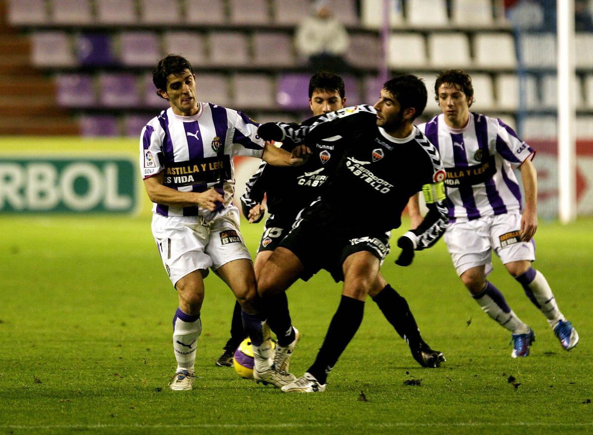 Rodri e Ibon Gutiérrez pugnan por el balón en la última visita a Pucela.