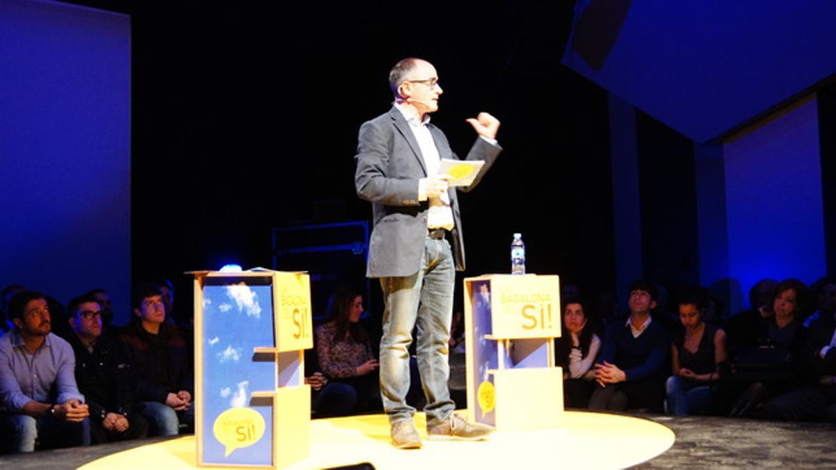 El candidato de CiU a la alcaldía de Badalona, Ferran Falcó, durante el acto de presentación en el teatro Principal.